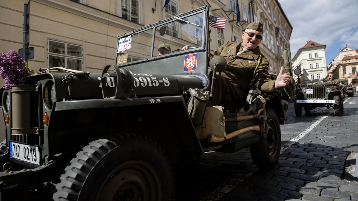 Fotky: Praha si s americkými vlajkami připomíná konec druhé světové války